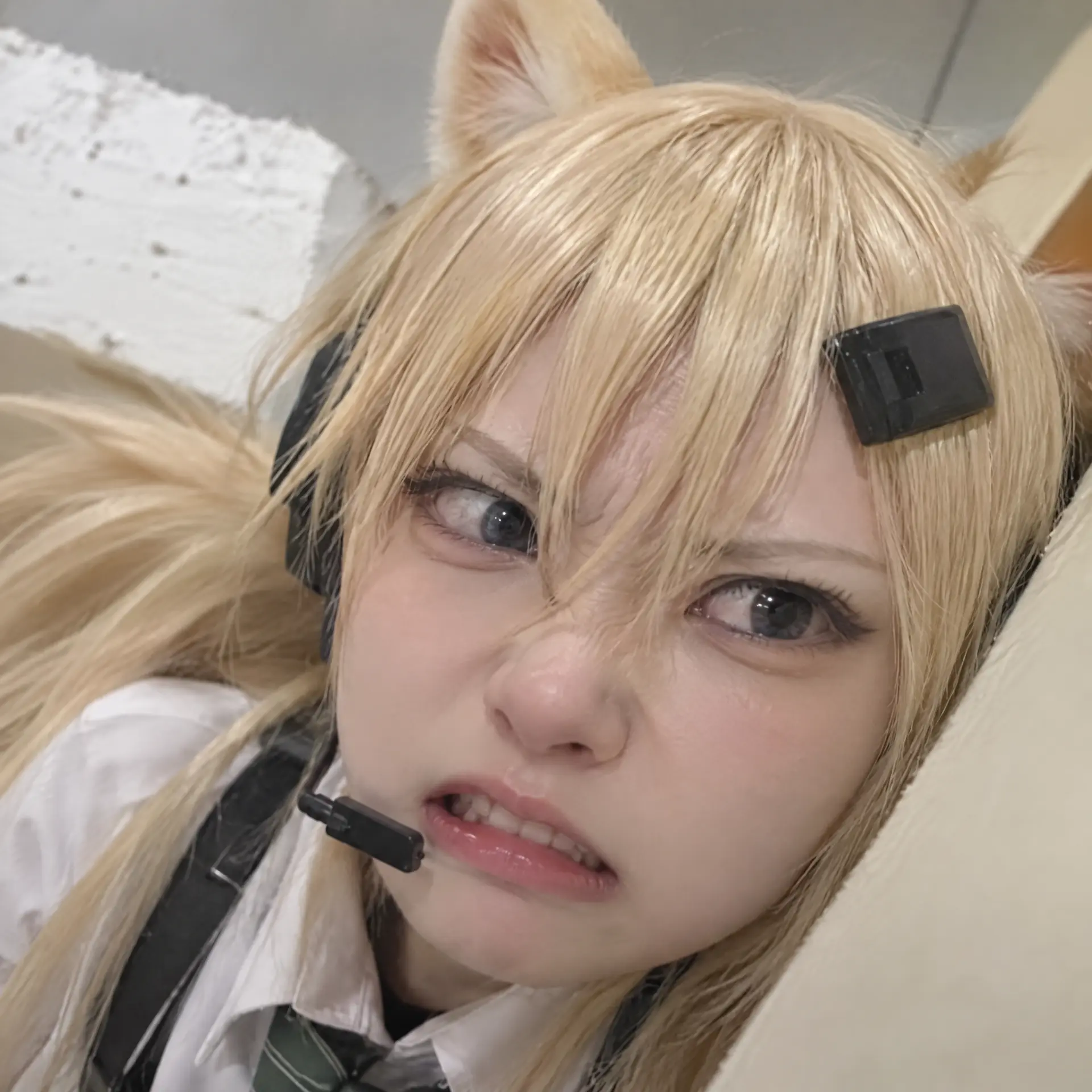 将图一的猫换成图2亚洲可爱女孩coser ，完全写实的照片，但是女孩的动作和表情要复刻猫猫，方图
