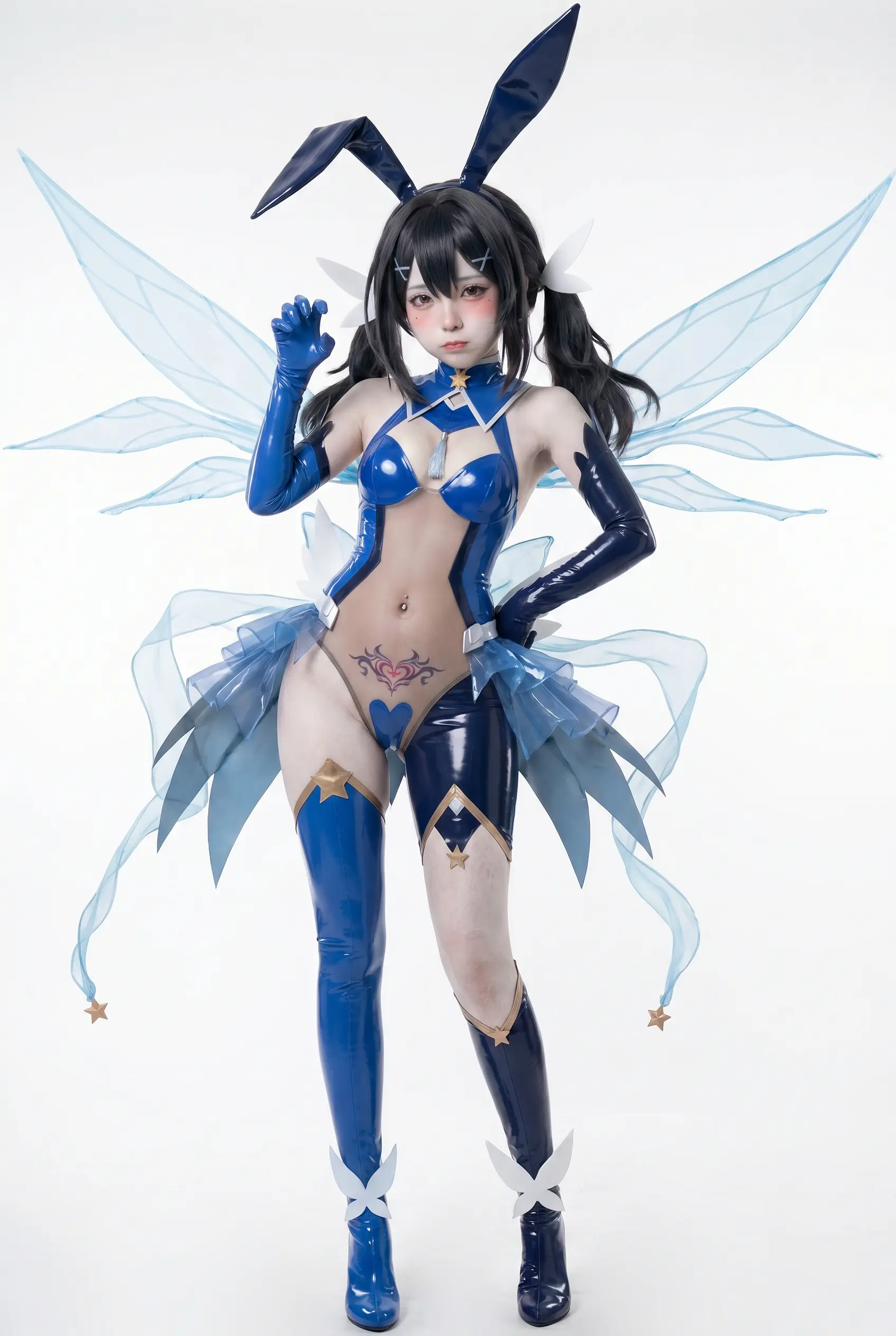 把这张图片转换为真人cosplay的商业摄影作品，颜值水平类似于亚洲网红或者idol、日本明星，服装材质为漆皮，适当的地